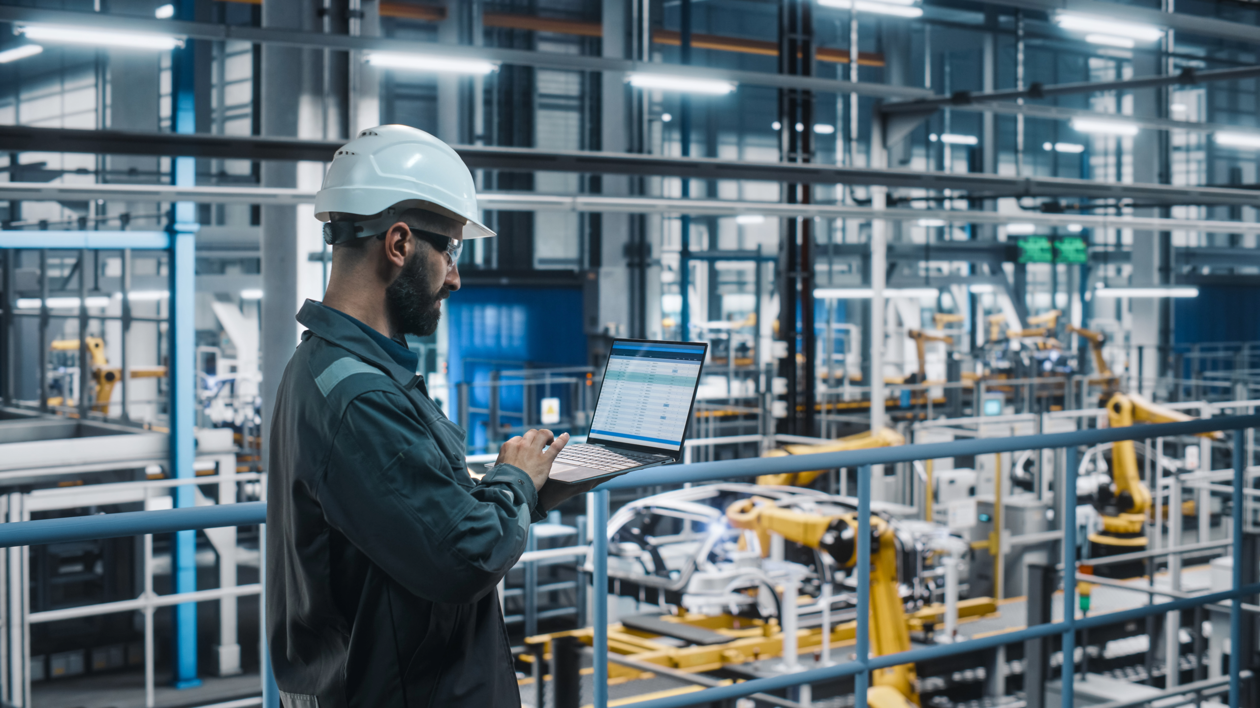 Image of worker in factory highlight the use of IoT in supply chain