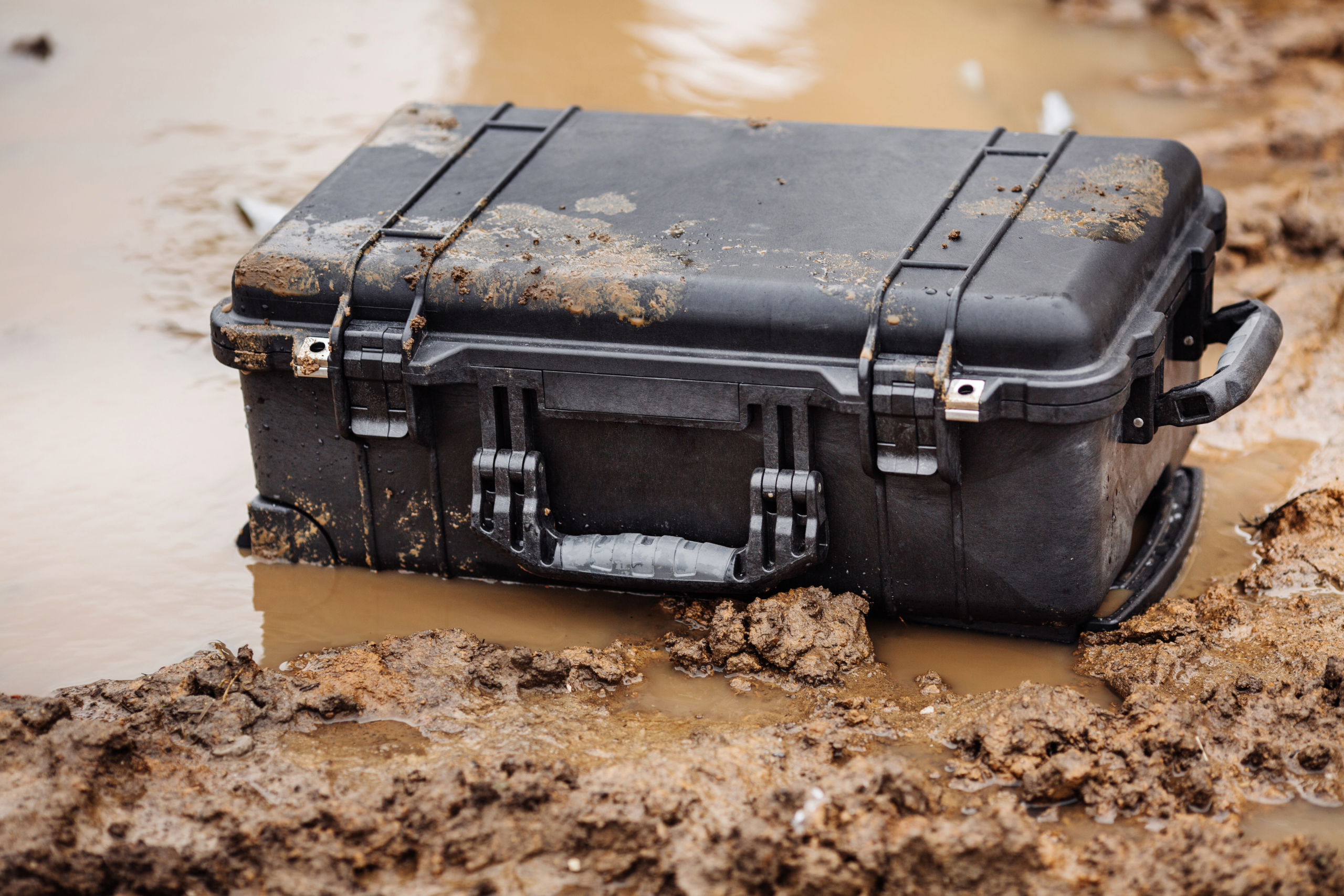 Weather-resistant plastic case